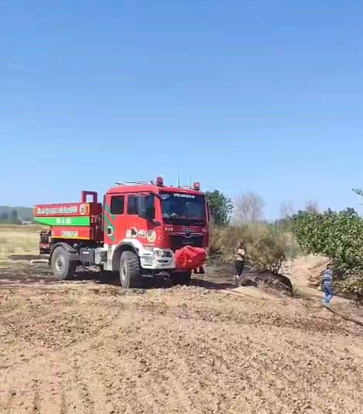 Milas’ta Arazi Yangını Alevlere Büyümeden Müdahale Edildi 3